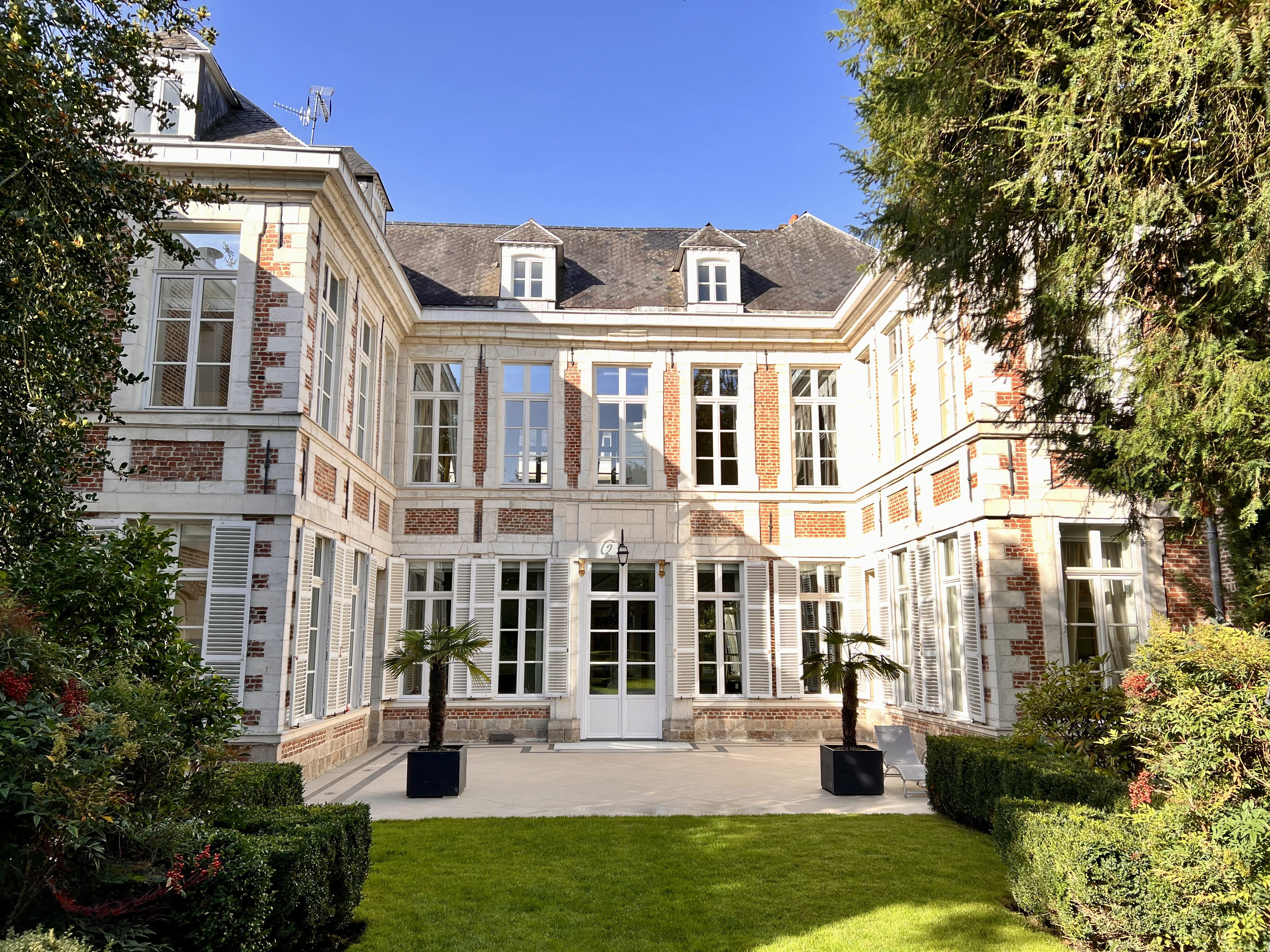 Lille - France - Mansion, 25 rooms, 6 bedrooms - Slideshow Picture 1
